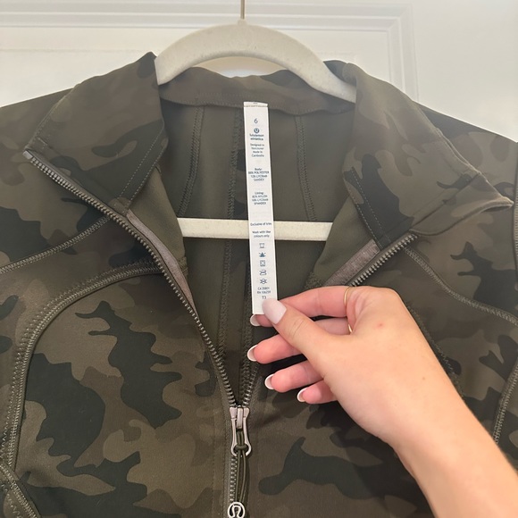 Lululemon NWT Forme Jacket *Cuffins | Savasana Camo 20cm Fatigue Green - Picture 11 of 12